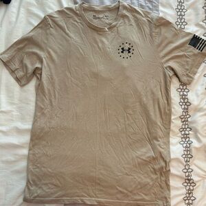 Tan men’s under armour t-shirt